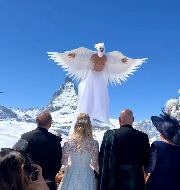 ekstravagantna-svadba-vo-shvajcarija-e-kako-zimska-bajka-nevestata-smrznata-vo-kocka-mraz-angel-leta-nad-gostite-17.jpg