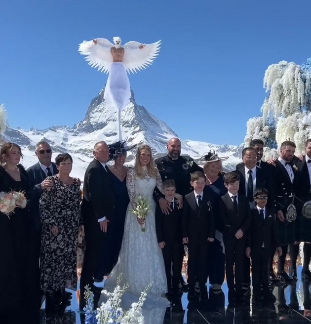 ekstravagantna-svadba-vo-shvajcarija-e-kako-zimska-bajka-nevestata-smrznata-vo-kocka-mraz-angel-leta-nad-gostite-22.jpg
