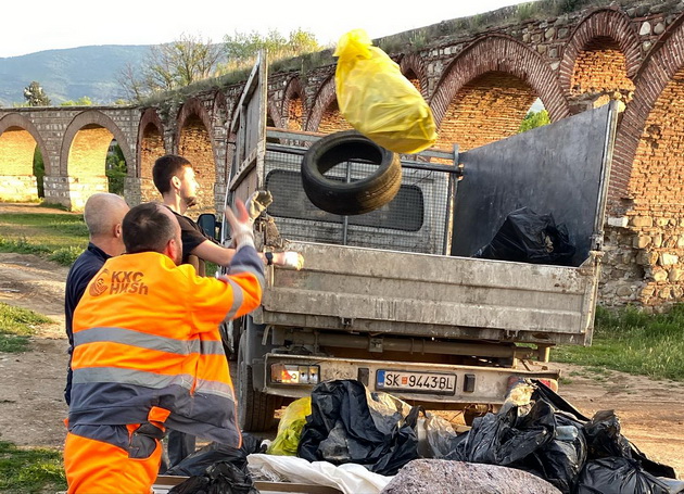 gest-za-primer-volonteri-go-raschistija-gjubreto-okolu-skopskiot-akvadukt-07.jpg