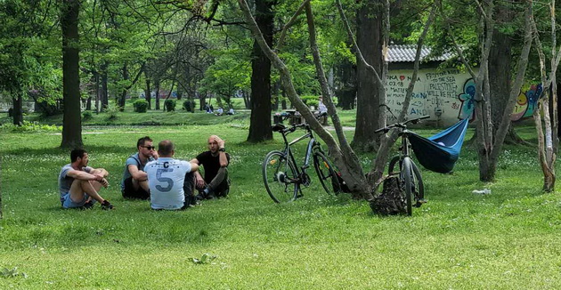 proletna-idila-vo-gradski-park-piknik-na-treva-proshetka-so-milenicite-foto-06.jpg