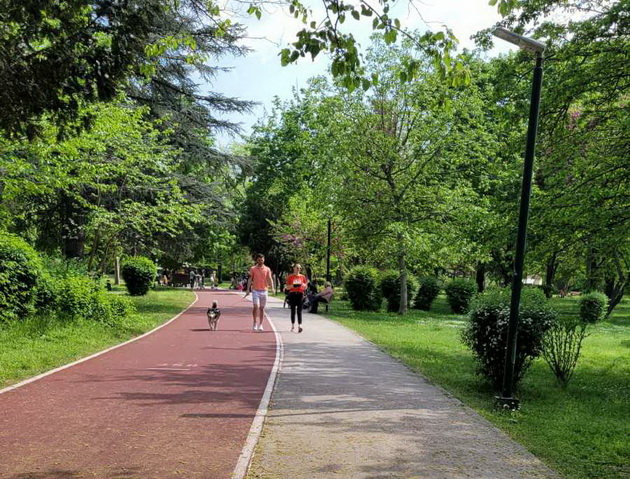 proletna-idila-vo-gradski-park-piknik-na-treva-proshetka-so-milenicite-foto-07.jpg