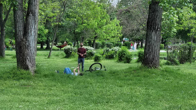 proletna-idila-vo-gradski-park-piknik-na-treva-proshetka-so-milenicite-foto-08_copy.jpg