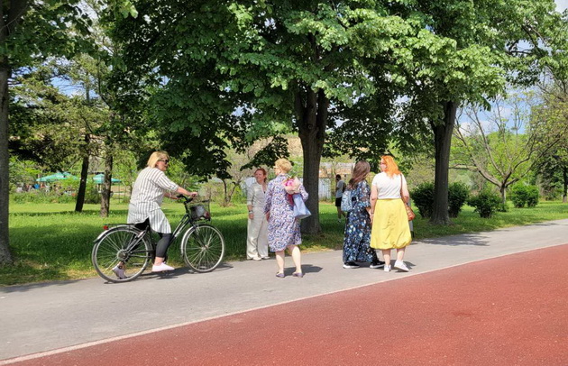 proletna-idila-vo-gradski-park-piknik-na-treva-proshetka-so-milenicite-foto-09.jpg