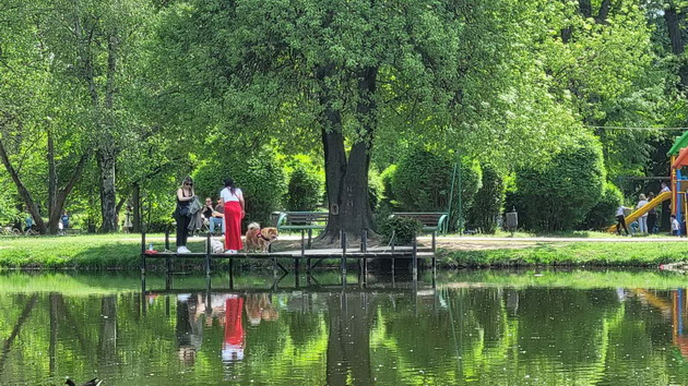 proletna-idila-vo-gradski-park-piknik-na-treva-proshetka-so-milenicite-foto-18.jpg