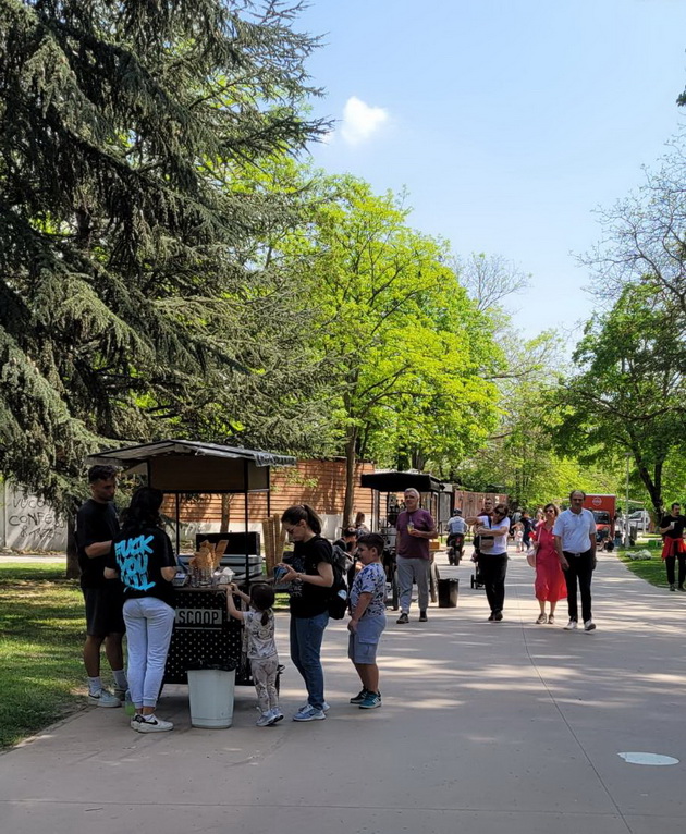 proletna-idila-vo-gradski-park-piknik-na-treva-proshetka-so-milenicite-foto-27.jpg