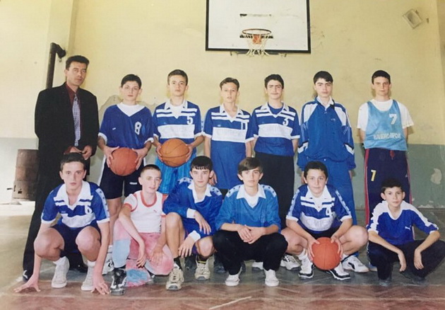 rakometarot-filip-lazarov-za-rodnoto-sveti-nikole-tamu-i-denes-so-drugarite-od-detstvoto-igram-basket-12_copy.jpg