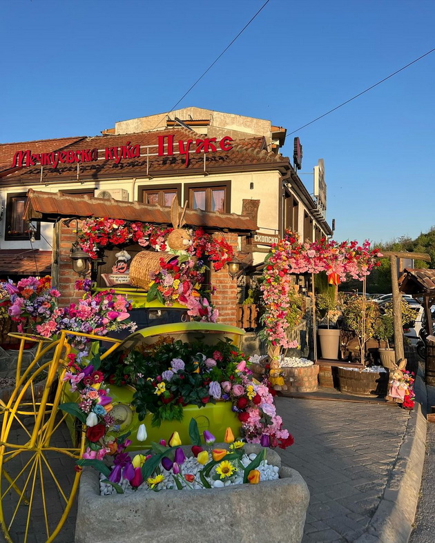 restoran-vo-sveti-nikole-e-vistinska-veligdenska-bajka-so-zajchinja-i-mnogu-shareno-cvekje-foto-video-02.jpg