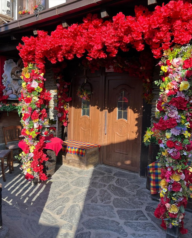 restoran-vo-sveti-nikole-e-vistinska-veligdenska-bajka-so-zajchinja-i-mnogu-shareno-cvekje-foto-video-11.jpg