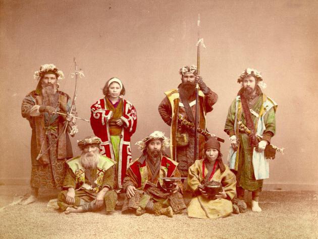 ainu-narodot-i-nivnata-tradicija-mechkata-im-e-sveto-zivotno-devojkite-se-tetoviraat-pred-d-se-omazat-03.jpg