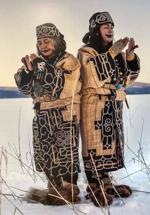 ainu-narodot-i-nivnata-tradicija-mechkata-im-e-sveto-zivotno-devojkite-se-tetoviraat-pred-d-se-omazat-05.jpg