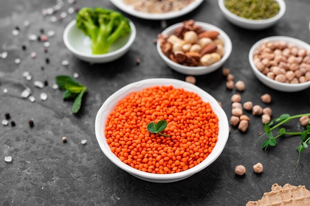 recept-za-zdrava-pica-so-testo-od-crvena-lekja-pogodna-i-za-denovite-koga-se-posti-03.jpg