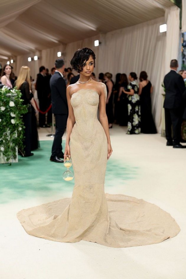 devojkata-so-pobednichki-fustan-na-met-gala-2024-napraven-e-od-pesok-ja-nosat-na-race-po-skali-foto-03.Jpg