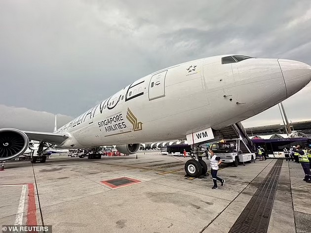 mornichavi-videa-od-avionot-vo-koj-zagina-patnik-poradi-turbulencii-prezhiveanite-se-zboguvale-so-sakanite-03.jpg