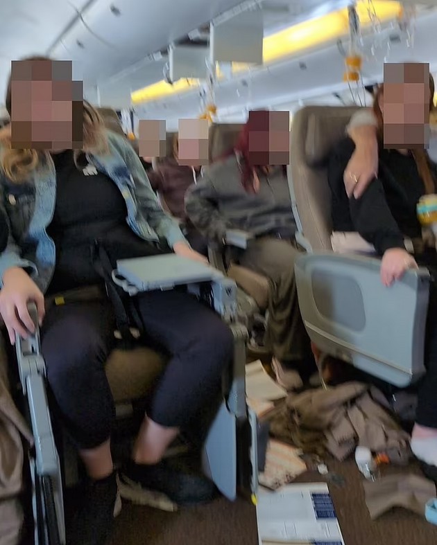 mornichavi-videa-od-avionot-vo-koj-zagina-patnik-poradi-turbulencii-prezhiveanite-se-zboguvale-so-sakanite-04.jpg