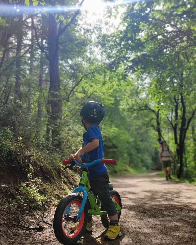 darko-ilievski-ja-pokazha-kjerkata-ilina-arsova-se-pozhali-na-cenite-vo-ohrid-shto-pravat-makedonskite-dzvezdi-na-instagram-15.jpg