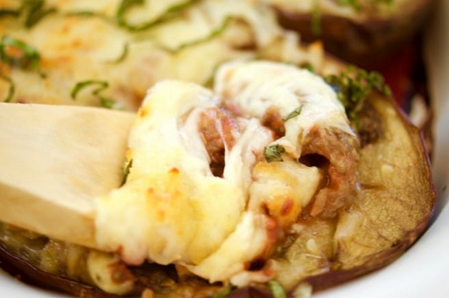 recept-za-polneti-modri-patlidjani-so-domati-i-mocarela-02.jpg