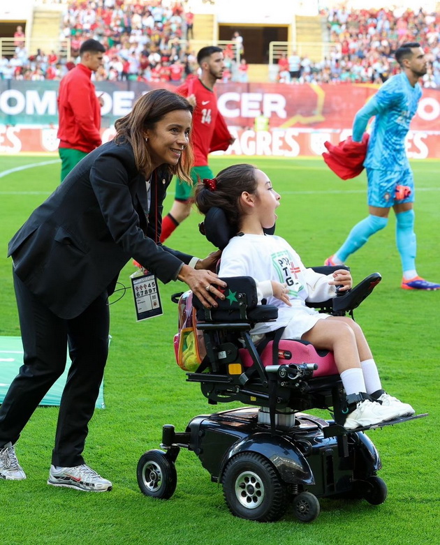 ronaldo-izleze-na-teren-so-devojche-so-cerebralna-paralica-ja-bakna-i-i-go-ispolni-sonot-foto-video-07.jpg