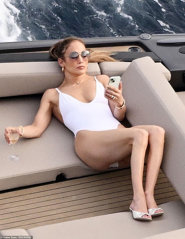 dzhej-lo-pravi-selfi-fotki-so-zadnikot-vo-preden-plan-na-odmor-vo-italija-bez-ben-aflek-srede-glasinite-za-razvod-05.jpg