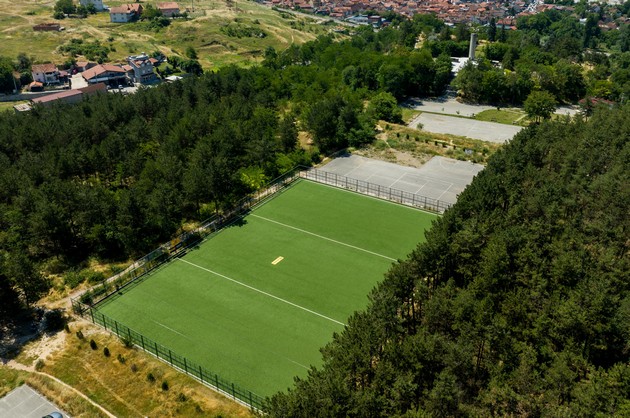 fudbalska-euforija-vo-kumanovo-so-poddrshka-od-mozzart-obnoven-ushte-eden-sportski-teren-03.jpg