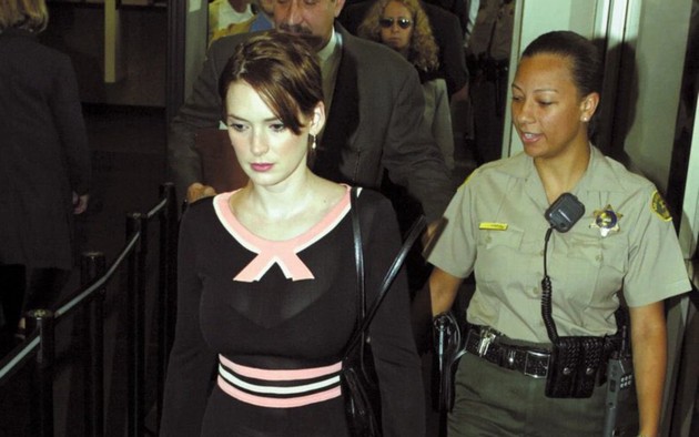lindzi-lohan-10-slavni-lichnosti-so-najmnogu-apsenja-05.jpg