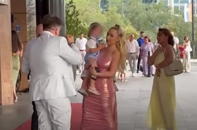 maja-berovikj-na-krshtevkata-na-sinot-vo-fustan-od-lateks-i-bez-gradnik-vednash-stana-meta-na-kritiki-03.jpg