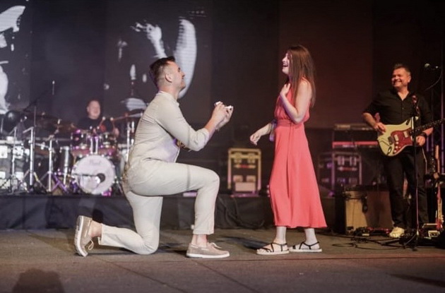 brakjata-darijan-i-martin-gi-zaprosija-devojkite-vo-isto-vreme-edniot-na-koncert-na-petar-grasho-drugiot-na-ruchek-vo-ohrid-07.jpg