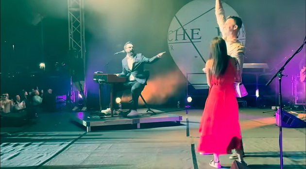 brakjata-darijan-i-martin-gi-zaprosija-devojkite-vo-isto-vreme-edniot-na-koncert-na-petar-grasho-drugiot-na-ruchek-vo-ohrid-13.jpg