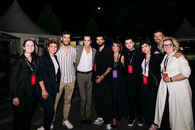 marjan-petrov-beshe-edinstven-shminker-na-festival-vo-belgrad-za-nole-imashe-poseben-vlez-i-obezbeduvanje-nik-kejv-e-mnogu-opushten-03.jpg