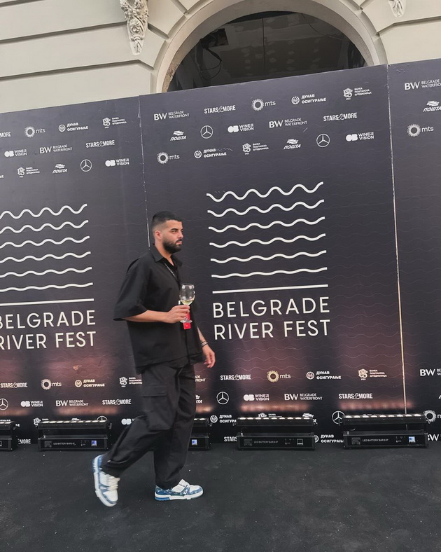 marjan-petrov-beshe-edinstven-shminker-na-festival-vo-belgrad-za-nole-imashe-poseben-vlez-i-obezbeduvanje-nik-kejv-e-mnogu-opushten-06.jpg