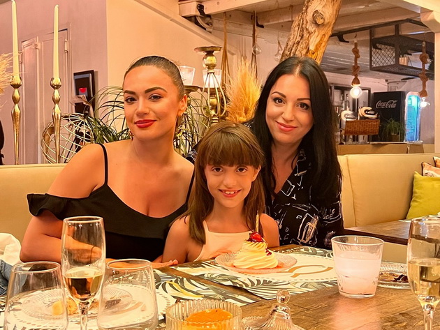 svetlana-crnokrak-vo-bikini-darko-velkovski-proslavi-rodenden-so-dvata-sina-shto-pravat-makedonskite-dzvezdi-na-instagram-05.jpg