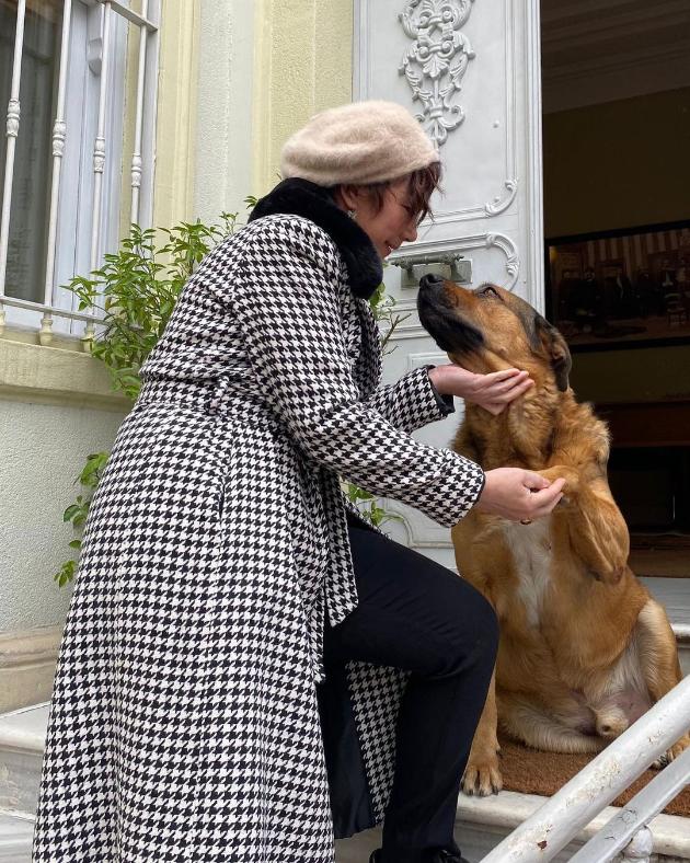 ulogata-na-fikret-ja-smeta-za-prokletstvo-kako-izgleda-denes-akterkata-benu-jildirmlar-od-serijata-koga-lisjata-pagjaat-08.jpg