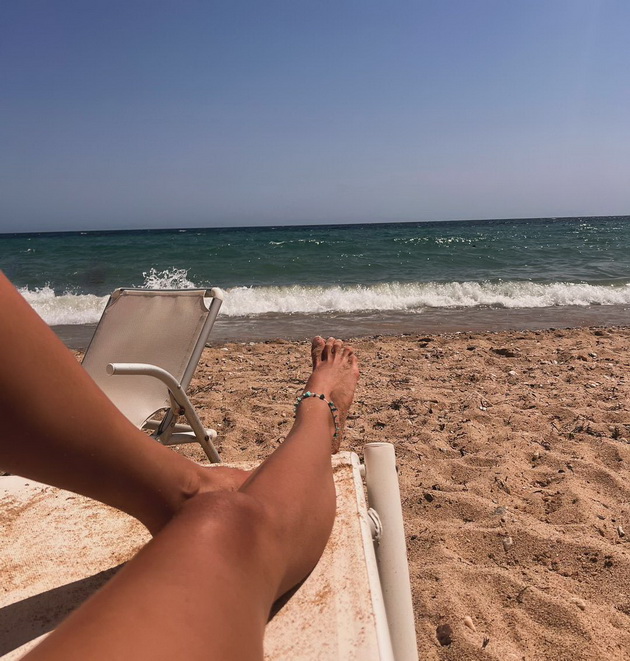 manekenkata-bojana-nushkova-zgodna-na-plazha-pozira-vo-tanga-bikini-gordo-gi-pokazhuva-striite-foto-10.jpg