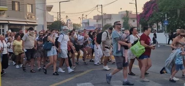 apokaliptichni-sceni-od-grcija-pozhari-na-ostrovite-hios-i-kos-turistite-spijat-na-fudbalski-stadion-foto-video-0.jpg