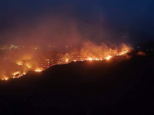 apokaliptichni-sceni-od-grcija-pozhari-na-ostrovite-hios-i-kos-turistite-spijat-na-fudbalski-stadion-foto-video-04.jpg