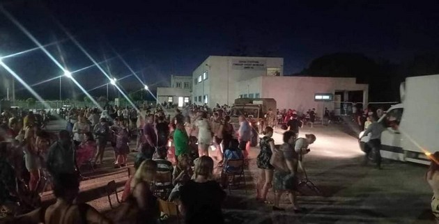 apokaliptichni-sceni-od-grcija-pozhari-na-ostrovite-hios-i-kos-turistite-spijat-na-fudbalski-stadion-foto-video-05.jpg