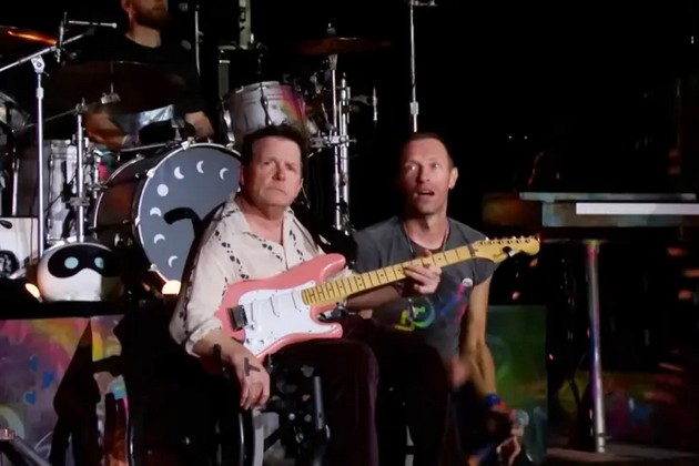 emotivno-video-majkl-dzh-foks-koj-ima-parkinsonova-bolest-nastapi-so-coldplay-na-festival-vo-anglija-04.jpg