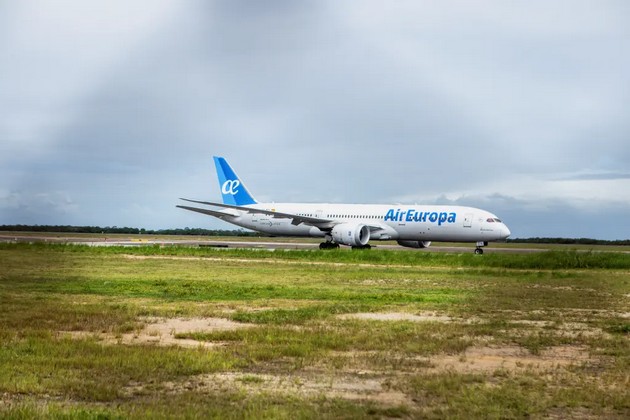 mazh-zaglaven-vo-delot-za-rachen-bagazh-vo-avion-po-intenzivni-turbulencii-patnicite-bez-pojas-bukvalno-izletaa-od-sedishtata-7.jpg