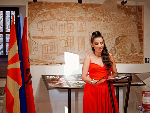bravo-andrijana-janevska-vo-pustec-9-godini-gi-sobirala-makedonskite-pesni-ottamu-pa-gi-sobra-vo-edna-kniga-06_copy.jpg