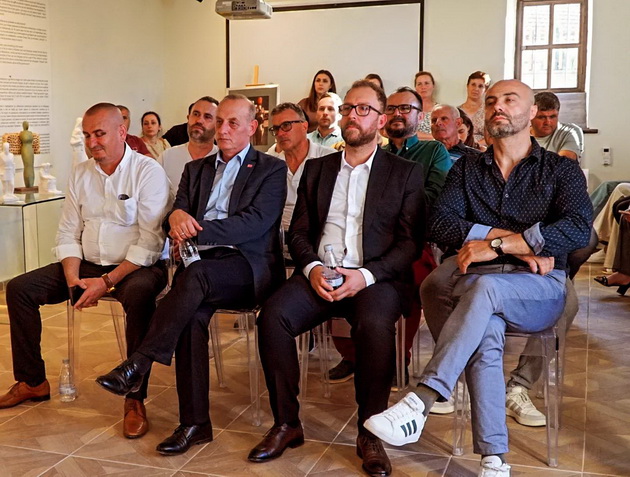 bravo-andrijana-janevska-vo-pustec-9-godini-gi-sobirala-makedonskite-pesni-ottamu-pa-gi-sobra-vo-edna-kniga-08_copy.jpg