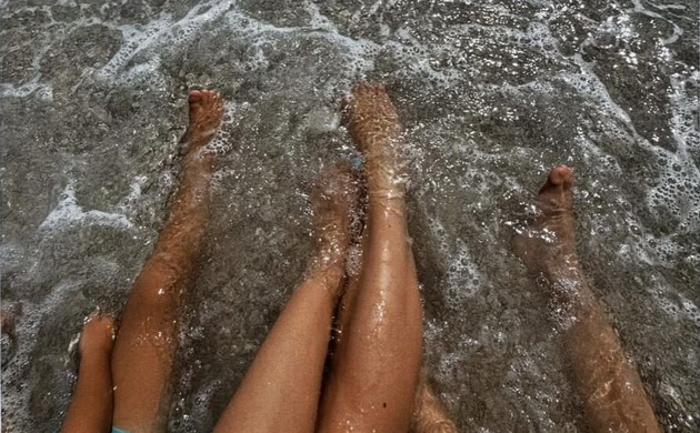 tuna-sejdiu-zgodna-vo-bikini-se-zabavuva-na-plazha-vo-albanija-so-sinovite-06.jpg
