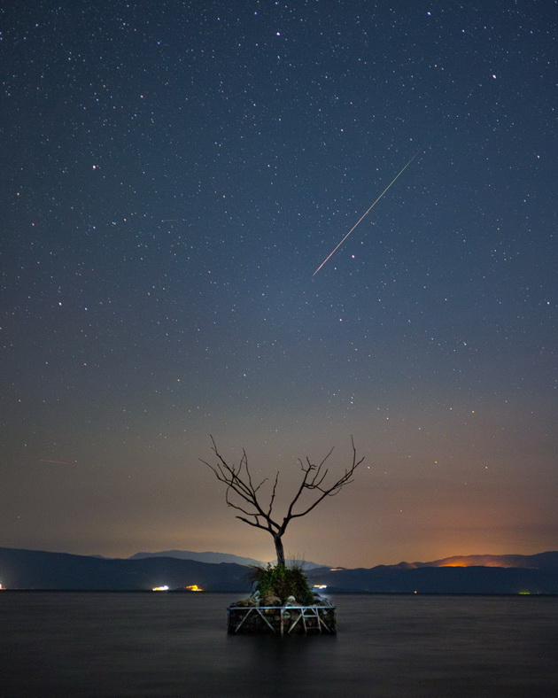 meteor-nad-ohridskoto-ezero-fotografot-riste-spiroski-spodeli-fotka-od-meteorskiot-dozhd-perseidi-12.jpg