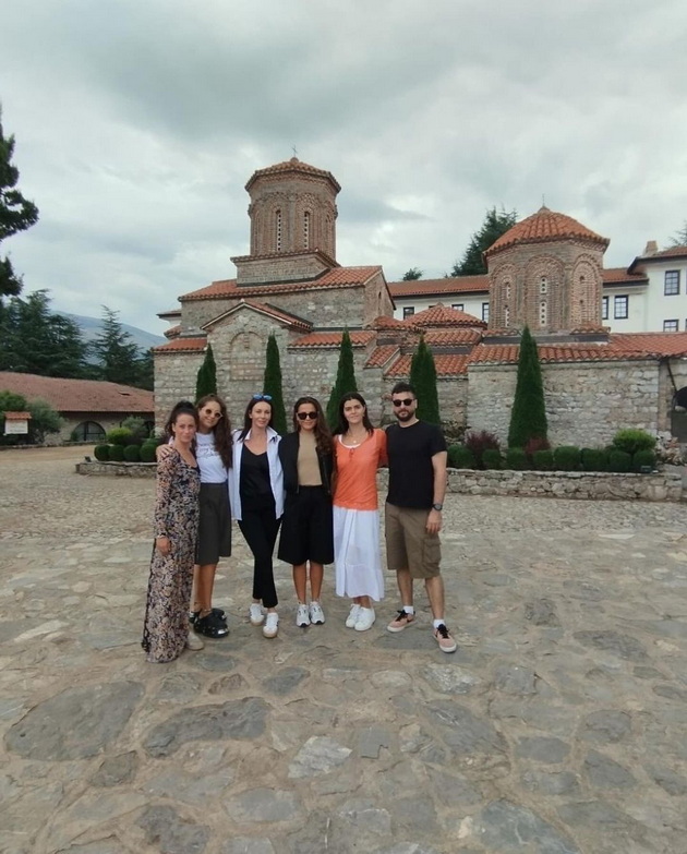 sloboda-mikjalovikj-voodushevena-od-ohrid-spodeli-fotki-od-sveti-naum-kade-uzhivashe-so-kolegite-05.jpg