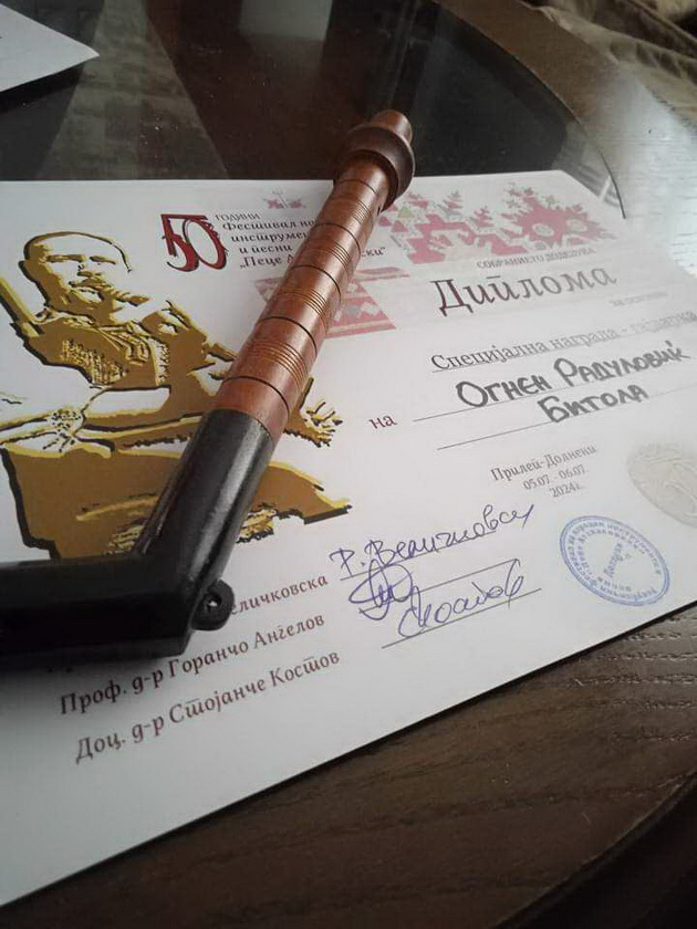 bravo-ognen-13-sviri-na-izvorni-instrumenti-dobiv-specijalna-nagrada-za-gajda-na-3-godini-pochnav-da-tropam-na-tapan-06.jpg