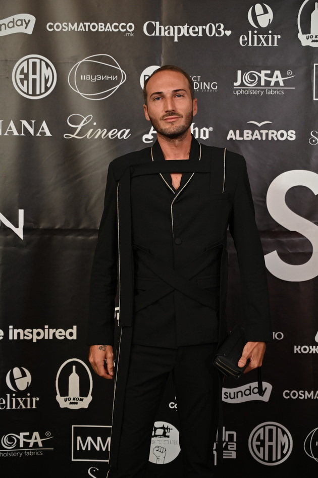 modata-na-mashkite-posetiteli-na-shtip-fashion-days-odelata-so-golo-dekolte-se-hit-foto-07.JPG