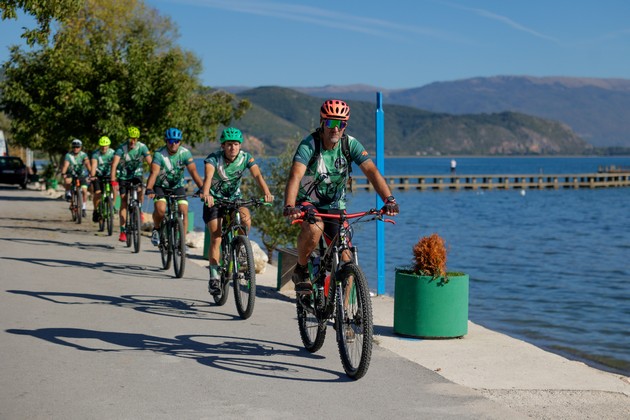 prodolzhuva-vlozhuvanjeto-vo-sportot-mozzart-donirashe-oprema-na-velosipedistite-od-mtb-karaula-02.JPG