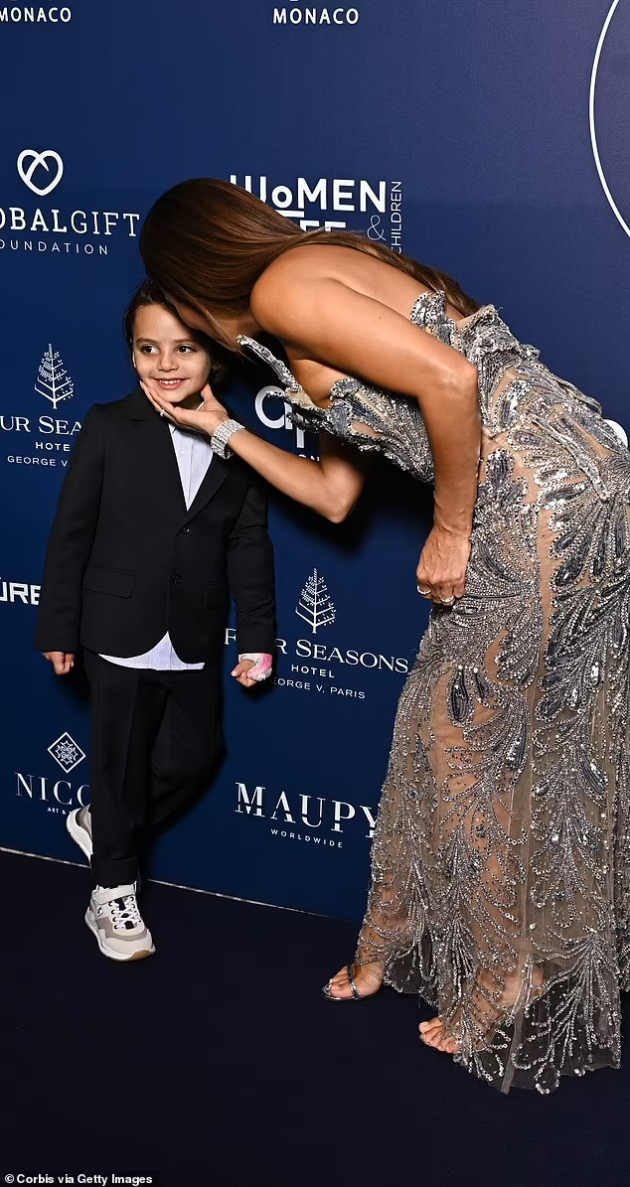 eva-longorija-so-sincheto-na-gala-nastan-vo-pariz-tancuvaat-i-se-zabavuvaat-na-crveniot-tepih-foto-06.jpg