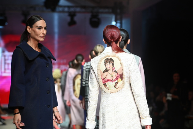 umetnichki-performans-i-dve-vpechatlivi-revii-na-zatvoranjeto-na-shtip-fashion-days-2024-foto-24.JPG