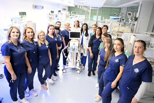 donacija-na-nlb-banka-za-klinikata-za-ginekologija-i-akusherstvo-intraklinichki-transporten-sistem-za-respiratorna-terapija-na-predvremeno-rodeni-bebinja-05.jpg