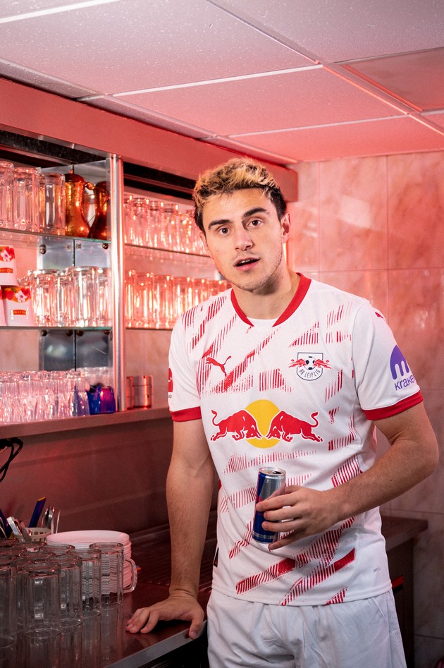 odblisku-so-elif-elmas-od-butel-preku-rabotnichki-do-rb-leipzig-08.JPG