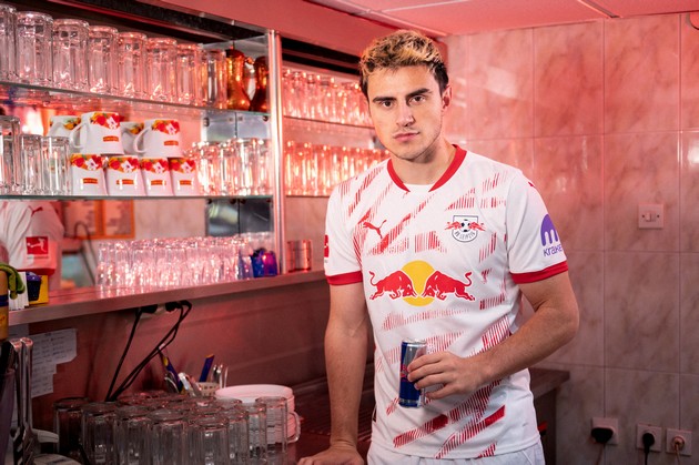 odblisku-so-elif-elmas-od-butel-preku-rabotnichki-do-rb-leipzig-3.JPG